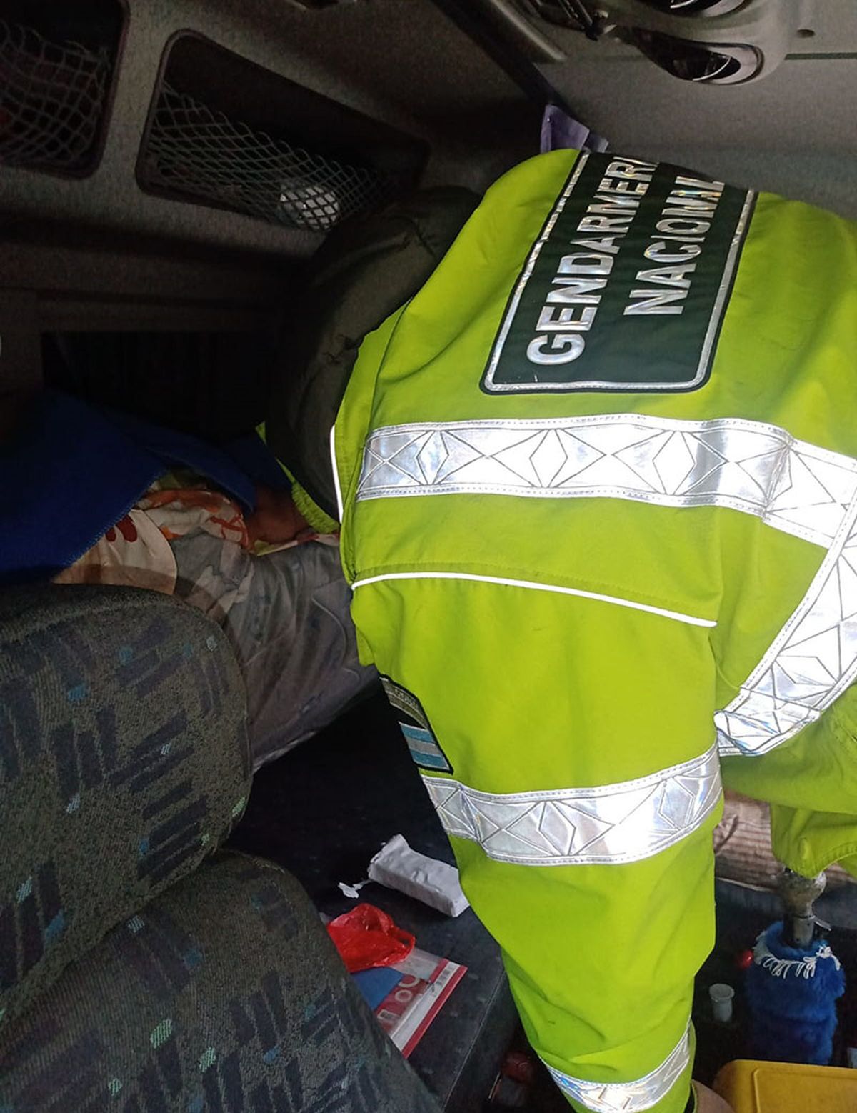 Gendarmería descubrió 20.000 dólares escondidos en un camión en alta montaña.