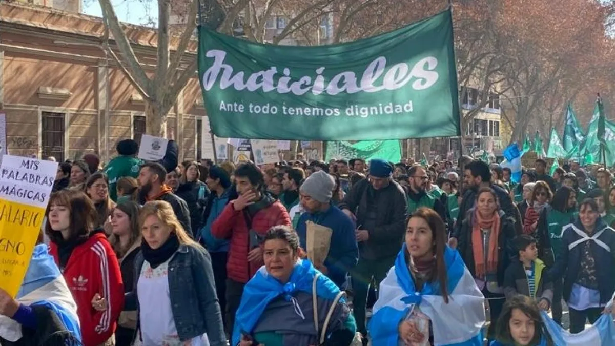 Los empleados judiciales no acordaron en paritarias el aumento que pretendían y esa negociación fracasó. Por tanto, el aumento que recibirán será por decreto. Los empleados judiciales no acordaron en paritarias el aumento que pretendían y esa negociación fracasó. Por tanto, el aumento que recibirán será por decreto.