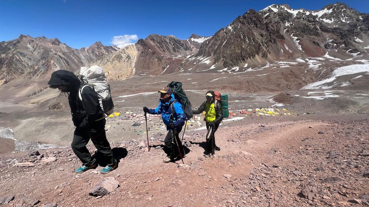 Los expedicionistas de El Siete subieron al campamento Canadá para dejar material que necesitarán para llegar a la cumbre del Aconcagua. Los expedicionistas de El Siete subieron al campamento Canadá para dejar material que necesitarán para llegar a la cumbre del Aconcagua.