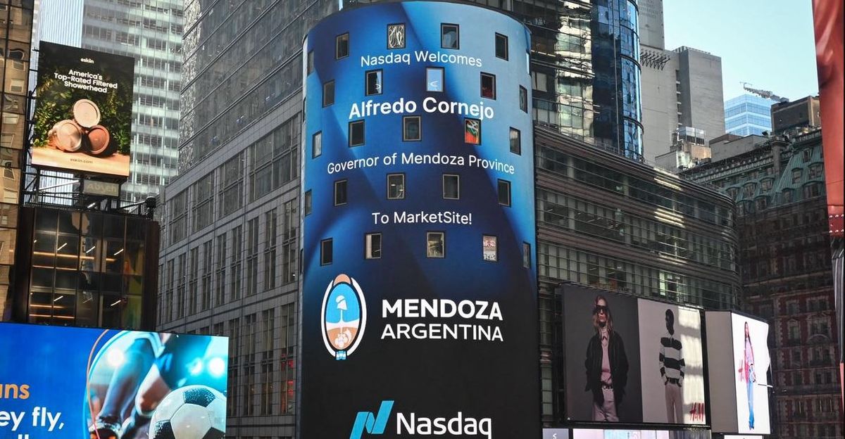La pantalla publicitaria más famosa del mundo le dio la bienvenida a Alfredo Cornejo en Nueva York