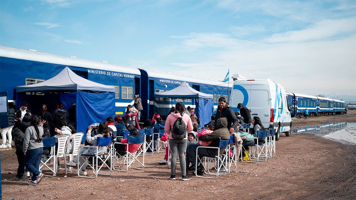 El Tren de Capital Humano ya recorrió Santa Fe, San Juan y San Luis, con más de 30.000 personas atendidas y múltiples prestaciones realizadas. (Prensa Mendoza). El Tren de Capital Humano ya recorrió Santa Fe, San Juan y San Luis, con más de 30.000 personas atendidas y múltiples prestaciones realizadas. (Prensa Mendoza).