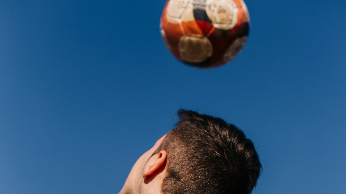 ¿Juegas al fútbol? Estos son los daños en el cerebro por cabecear mucho una pelota