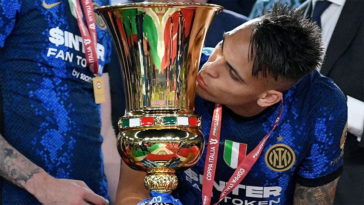 Lautaro Martínez besa la Copa Italia.