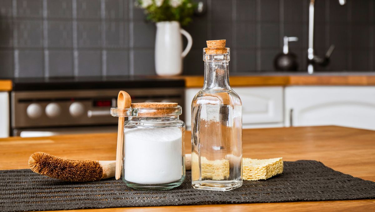 El vinagre y el bicarbonato son dos ingredientes naturales, poco abrasivos y con grandes beneficios.  El vinagre y el bicarbonato son dos ingredientes naturales, poco abrasivos y con grandes beneficios. 