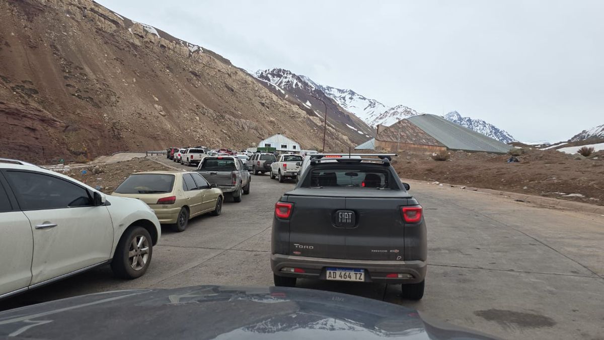 La circulación vehicular se cortó en la tarde del domingo en el cruce a Chile, debido a la inestabilidad en el tiempo. La circulación vehicular se cortó en la tarde del domingo en el cruce a Chile, debido a la inestabilidad en el tiempo.