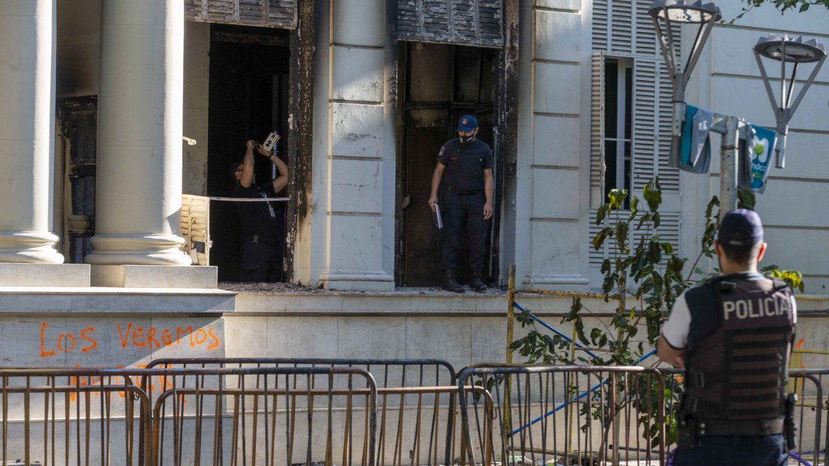 Policía científica realiza pericias en las oficina de la Legislatura.