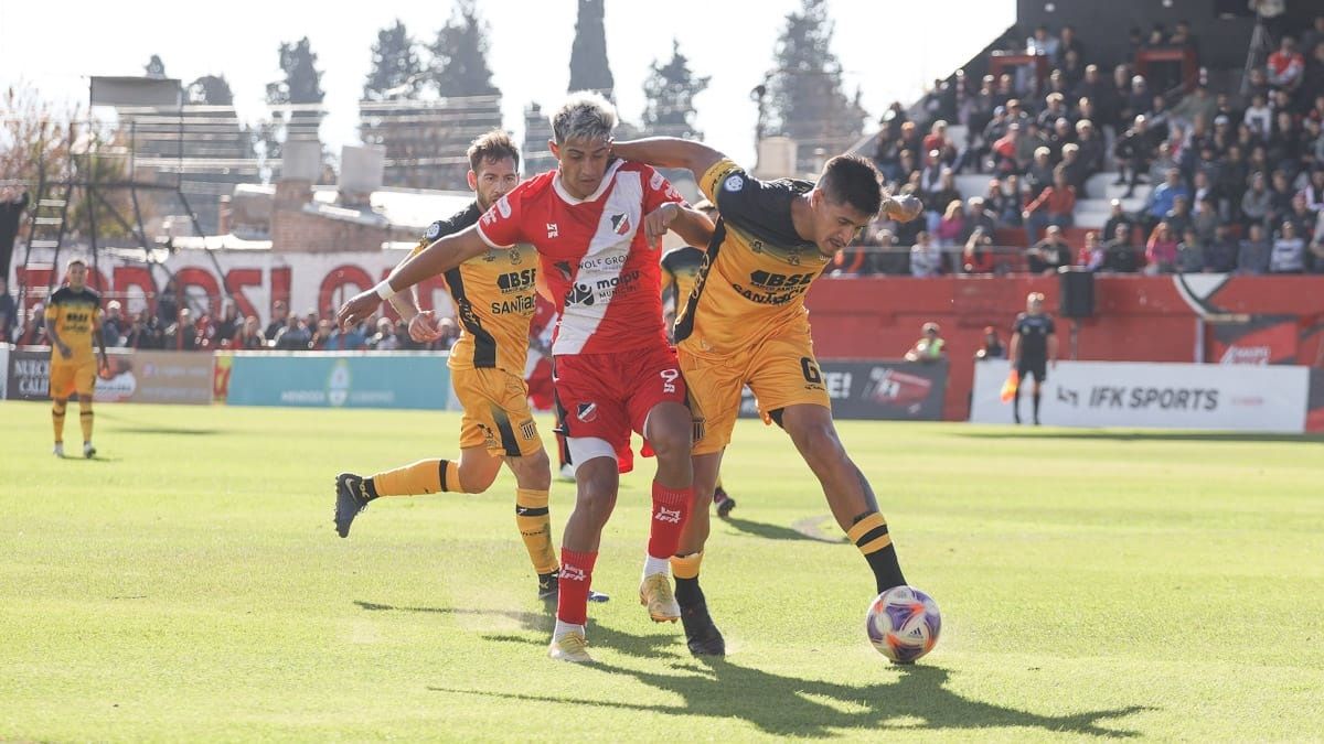 Ezequiel Almirón tuvo un gran rendimiento ante MItre de Santiago del Estero. Ezequiel Almirón tuvo un gran rendimiento ante MItre de Santiago del Estero.