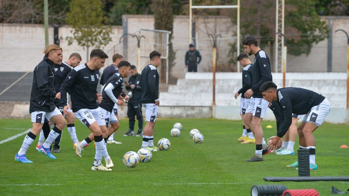 Gimnasia y Esgrima se prepara para jugar con Chaco For Ever, en Resistencia.