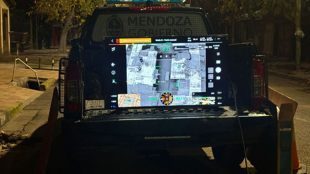 Varias divisiones de la Policía trabajan en el allanamiento, incluido la Unidad Vant con sus drones. Varias divisiones de la Policía trabajan en el allanamiento, incluido la Unidad Vant con sus drones.