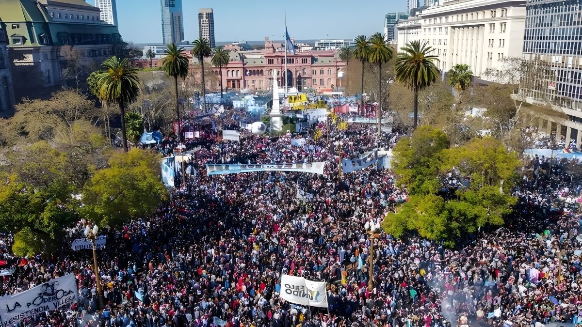 Una marea de gente desbordó la Plaza de Mayo tras el ataque a Cristina Kirchner. Este es el 17 de octubre de CFK