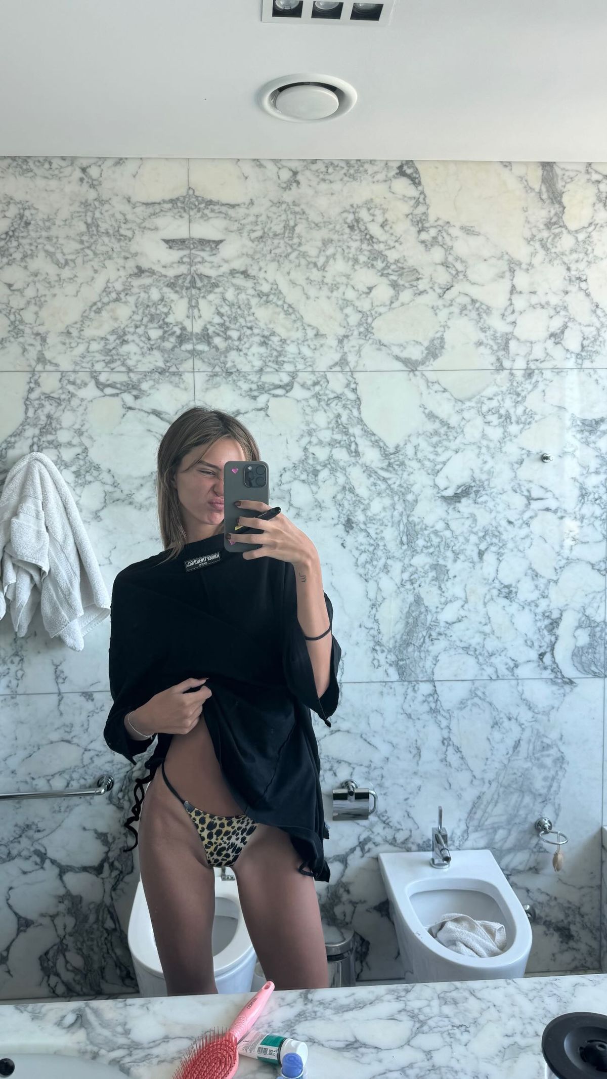 Juanita Tinelli confirma que es la reina del hilo dental XS en clave leopardo print al ras. Juanita Tinelli confirma que es la reina del hilo dental XS en clave leopardo print al ras.