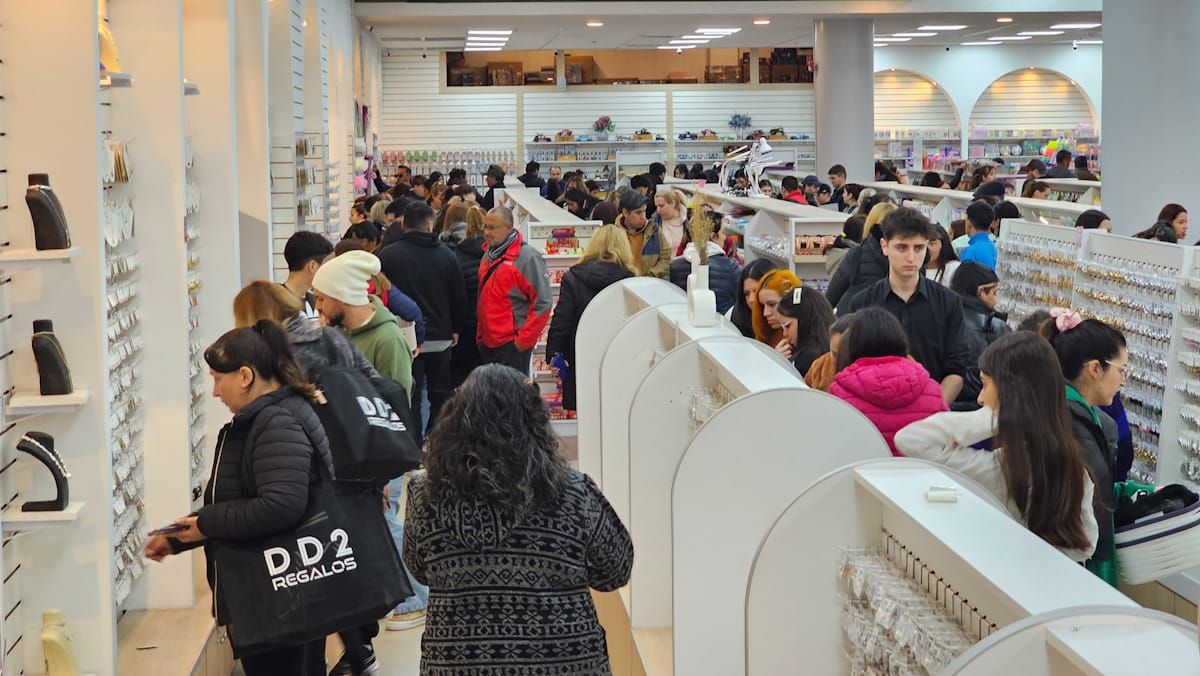 Los empleados del bazar detectaron el momento en que un joven quiso robar elementos de barbería y fue detenido. Los empleados del bazar detectaron el momento en que un joven quiso robar elementos de barbería y fue detenido.