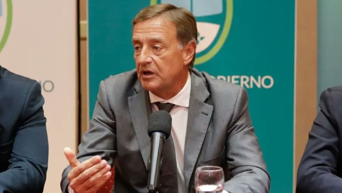 Rodolfo Suarez durante la firma del documento que permitirá arrancar con los trabajos del acueducto.