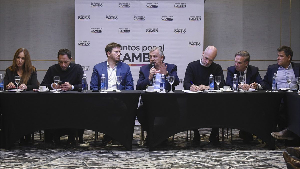 Gerardo Morales (en el centro), el precandidato a presidente de la UCR, fue uno de los participantes del encuentro de Juntos por el Cambio.