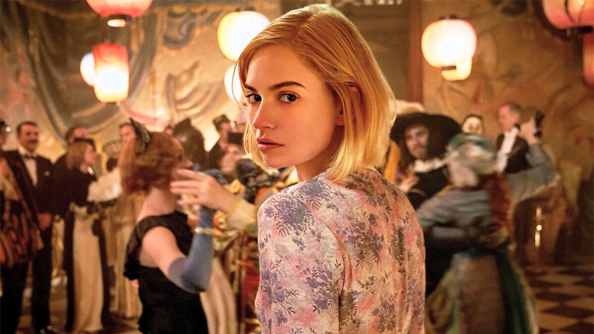 La actriz Lily James interpreta a la segunda señora de Maxim de Winter en la película de Netflix.