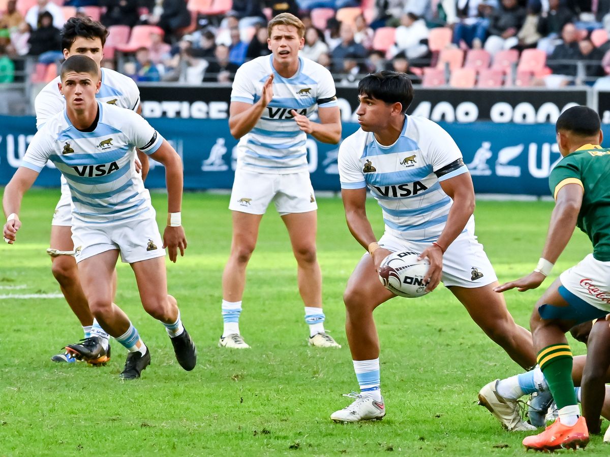 El mendocino Llorens en pleno ataque aragentino.