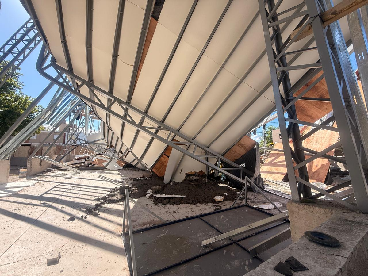 Afortunadamente, el derrumbe de la estructura sólo dejó a un hombre con fracturas como el caso más grave entre los 7 heridos Afortunadamente, el derrumbe de la estructura sólo dejó a un hombre con fracturas como el caso más grave entre los 7 heridos