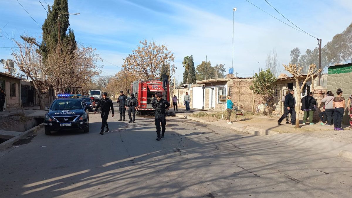 Policía, Bomberos, un camión hidrante y ambulancias del Servicio de Emergencias Coordinado trabajaron en el incendio en Las Heras. Policía, Bomberos, un camión hidrante y ambulancias del Servicio de Emergencias Coordinado trabajaron en el incendio en Las Heras.