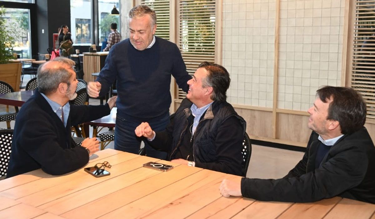 Cornejo se reunió con parte de su equipo. Cornejo se reunió con parte de su equipo.