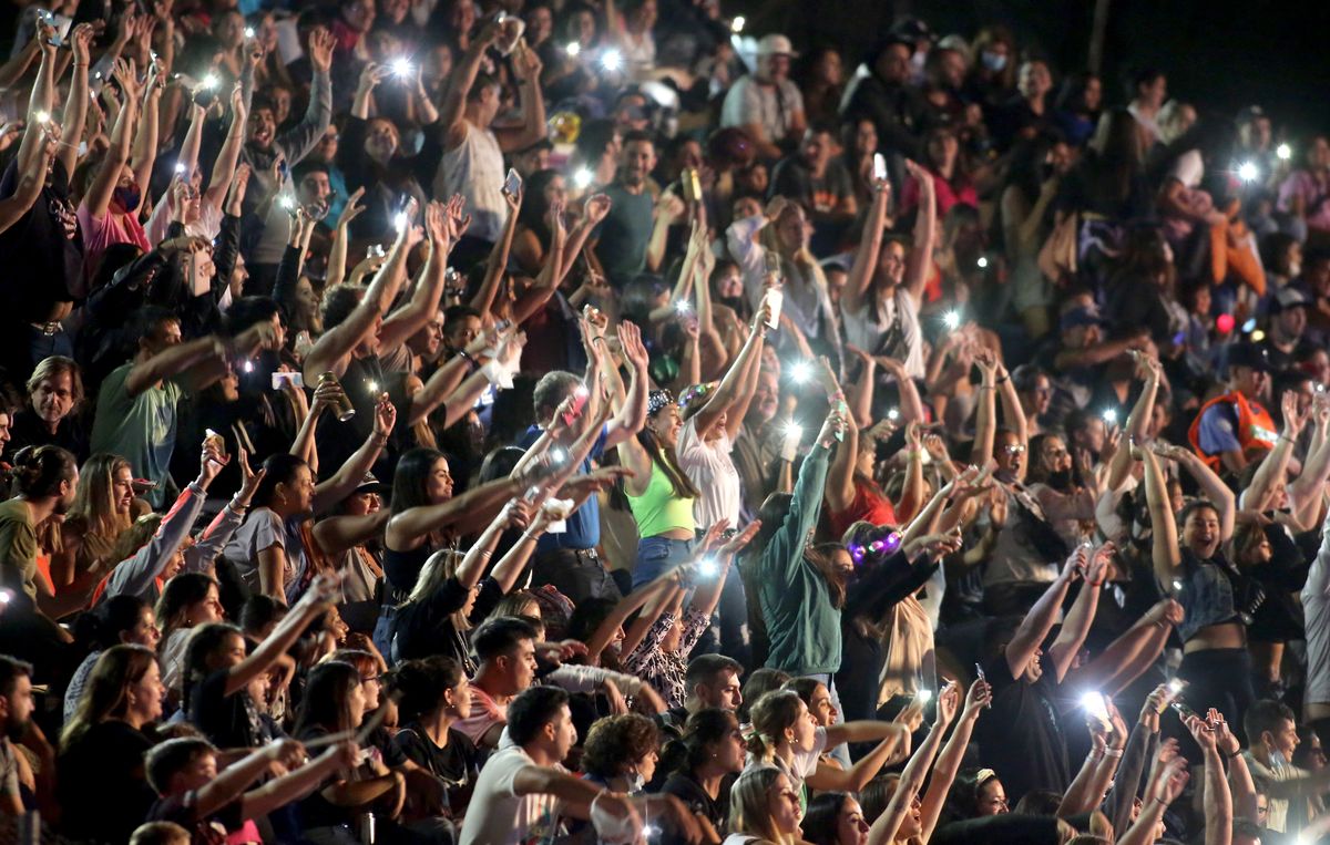 Por primera vez en la historia de la Vendimia, este año hubo entradas más económicas para los mendocinos y más caras para los turistas. Por primera vez en la historia de la Vendimia, este año hubo entradas más económicas para los mendocinos y más caras para los turistas.