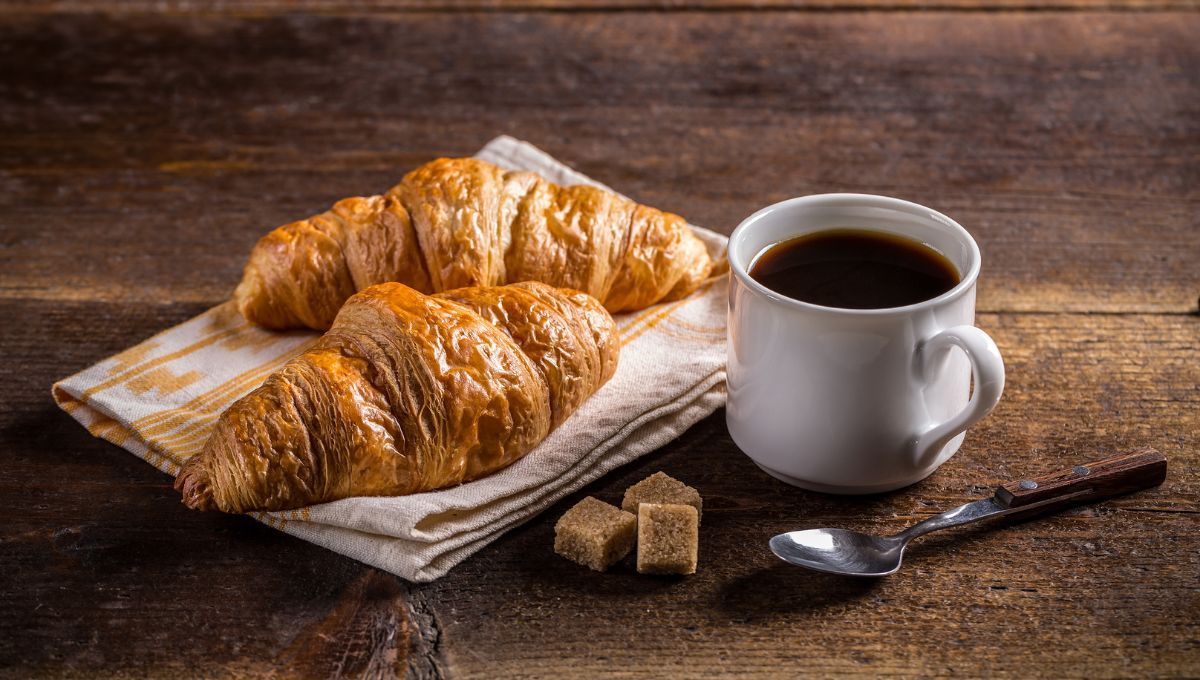 Debemos evitar consumir en el desayuno carbohidratos como facturas. Debemos evitar consumir en el desayuno carbohidratos como facturas.