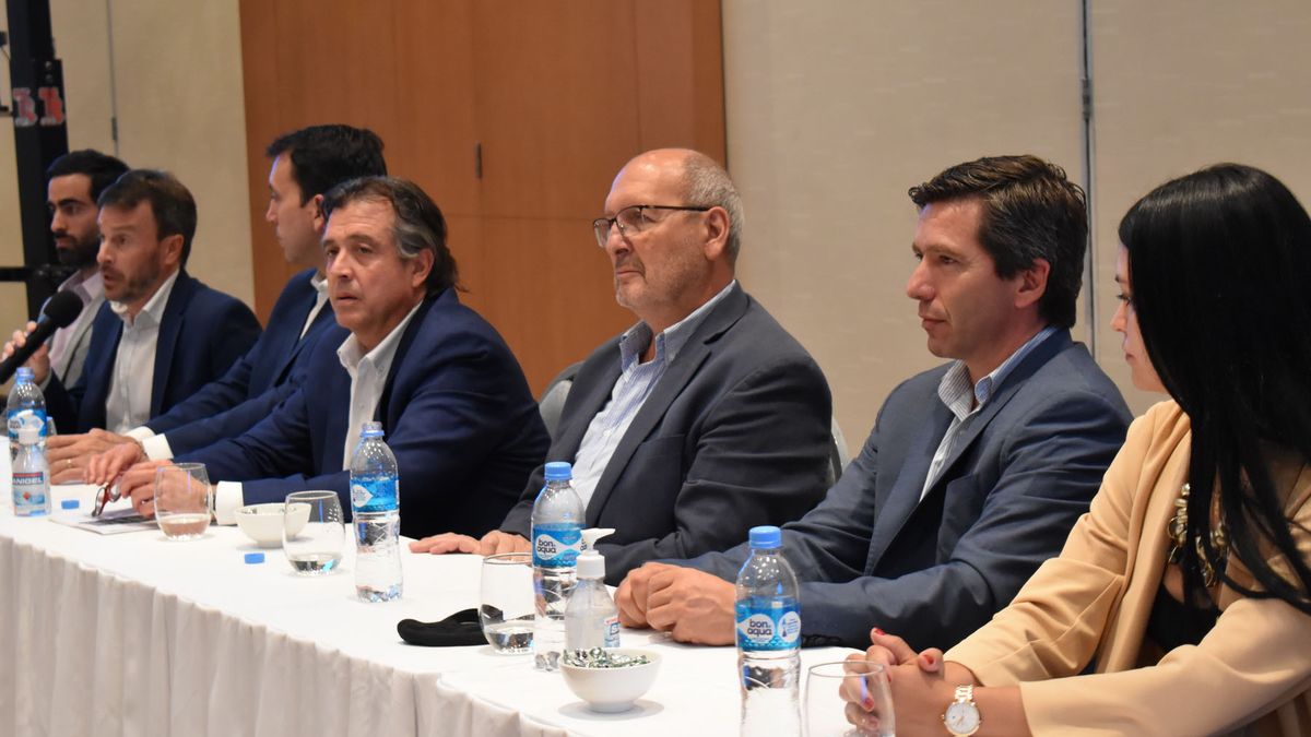 La mesa de ministros, funcionarios e intendentes en el congreso municipal.