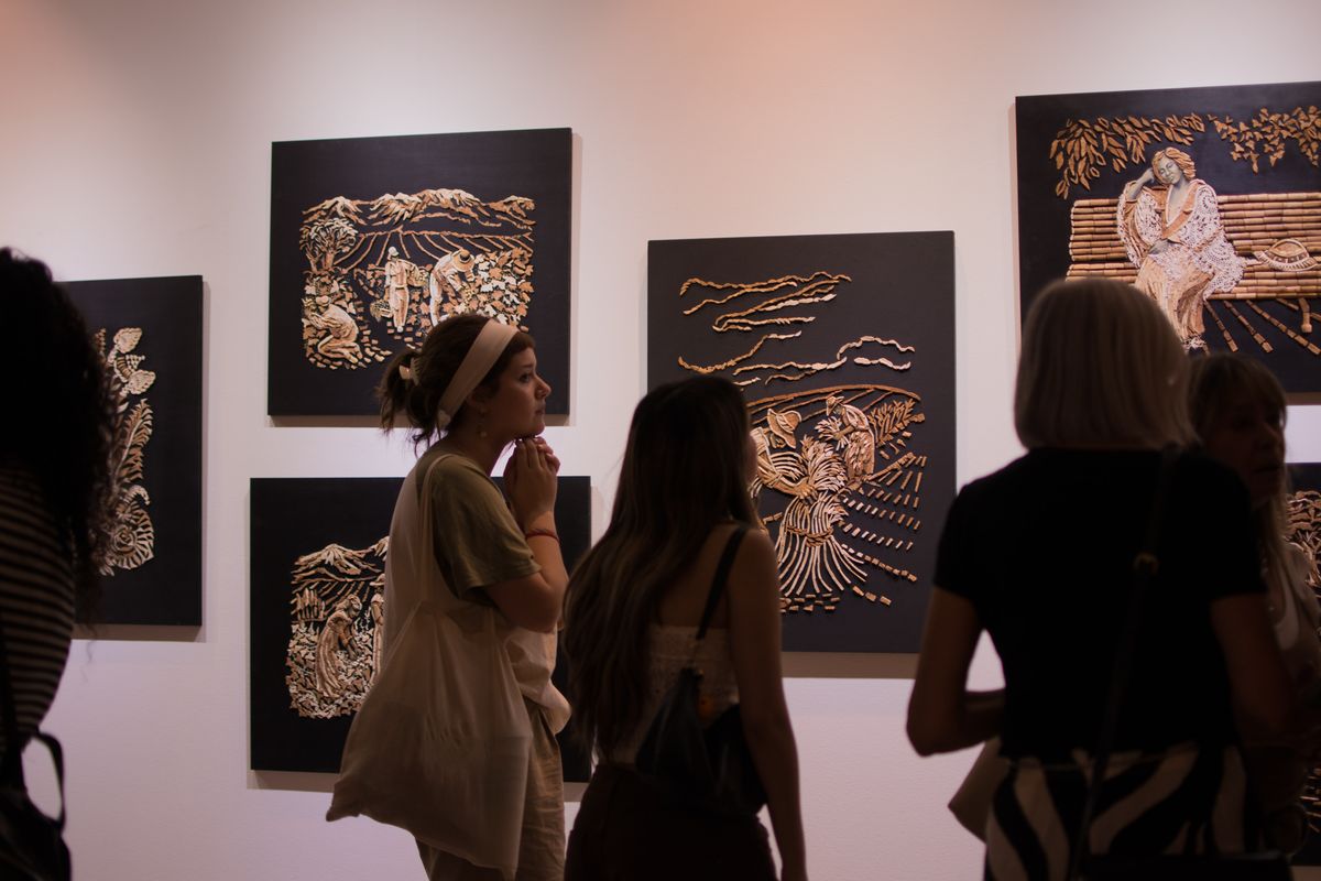 Adriana Scarso utiliza el corcho como materia prima para crear sus obras de arte y así honrar el trabajo del vendimiador. Adriana Scarso utiliza el corcho como materia prima para crear sus obras de arte y así honrar el trabajo del vendimiador.