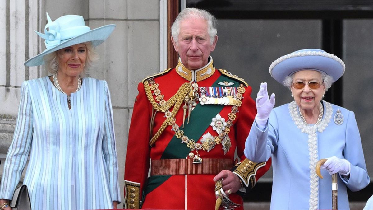 La reina Isabel II junto al príncipe Carlos y su esposa