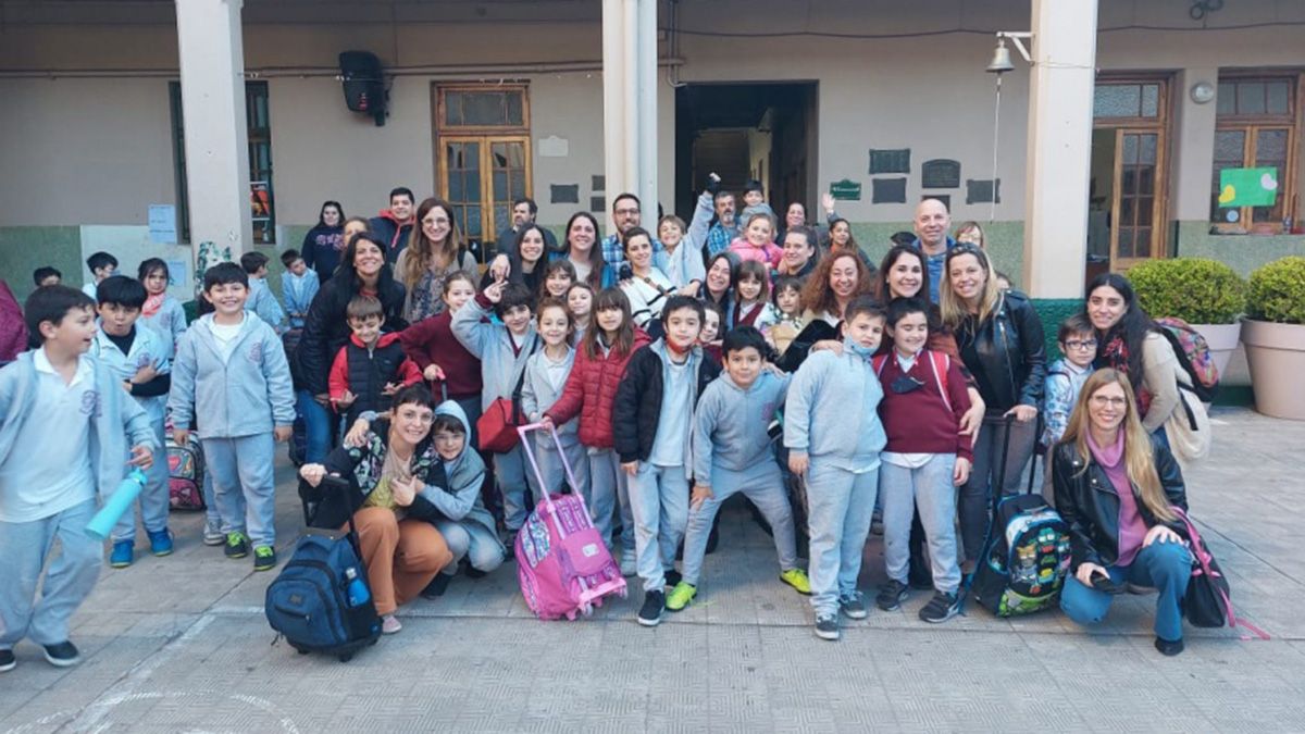 Los alumnos de primero y segundo grado juntos a sus papás, que le regalaron la bicicleta nueva a su maestra, en Quilmes