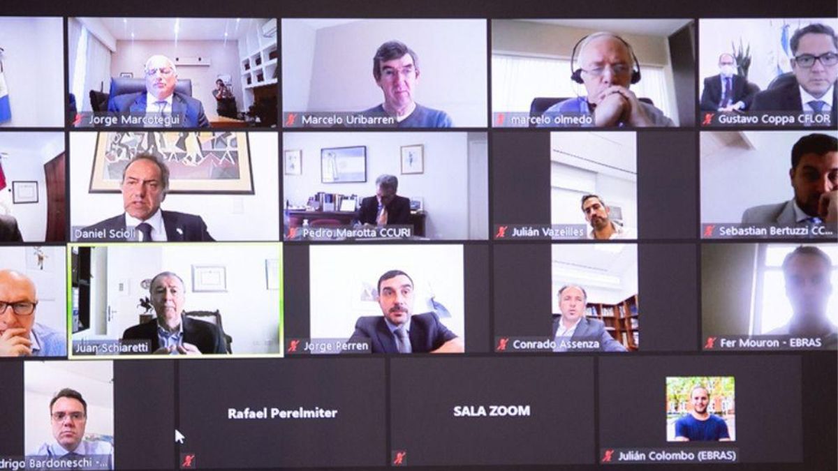 El embajador Daniel Scioli encabezó encuentros con los gobernadores de Córdoba y Santa Fe, y otros funcionarios.