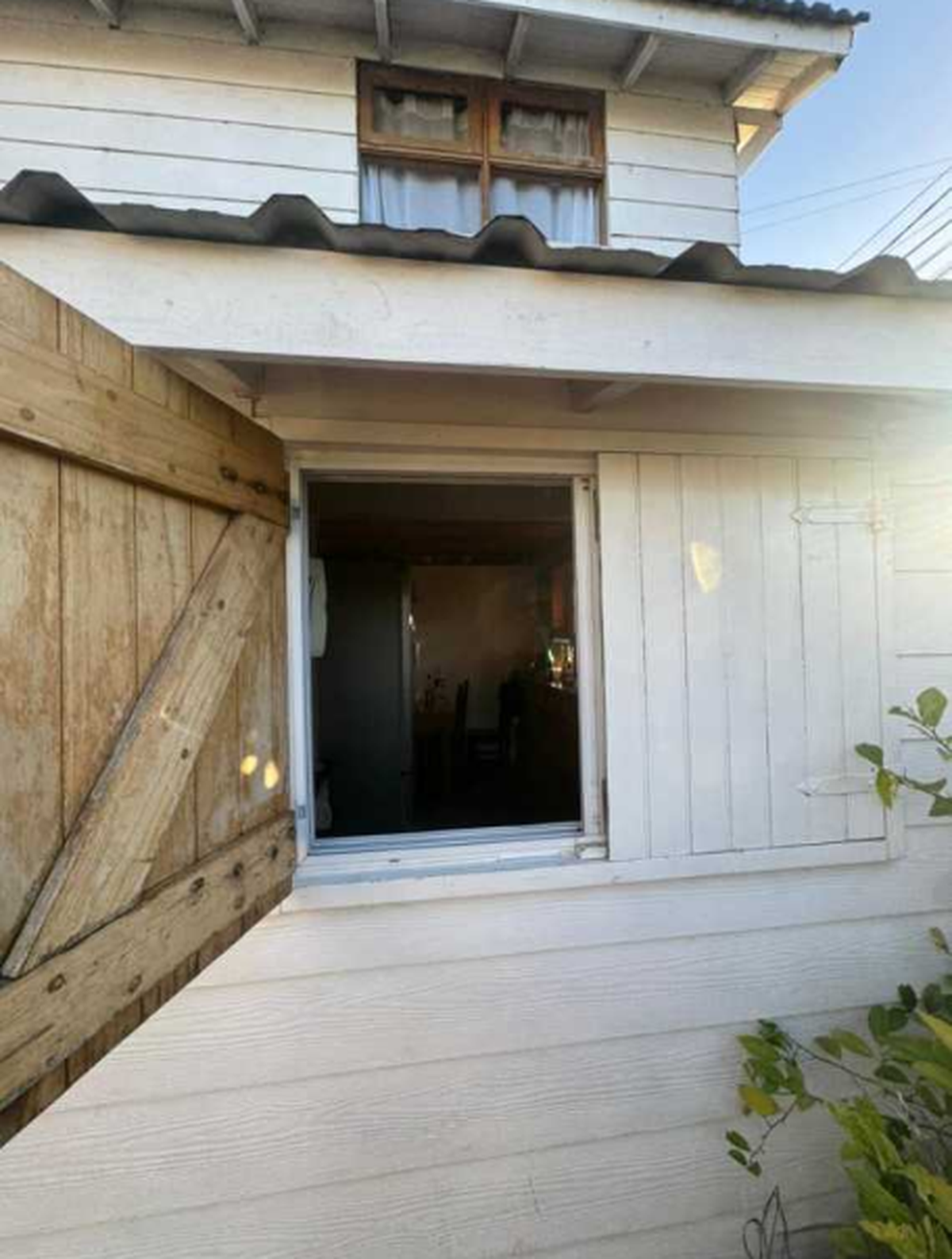 La ventana que separaba la calle del departamento.