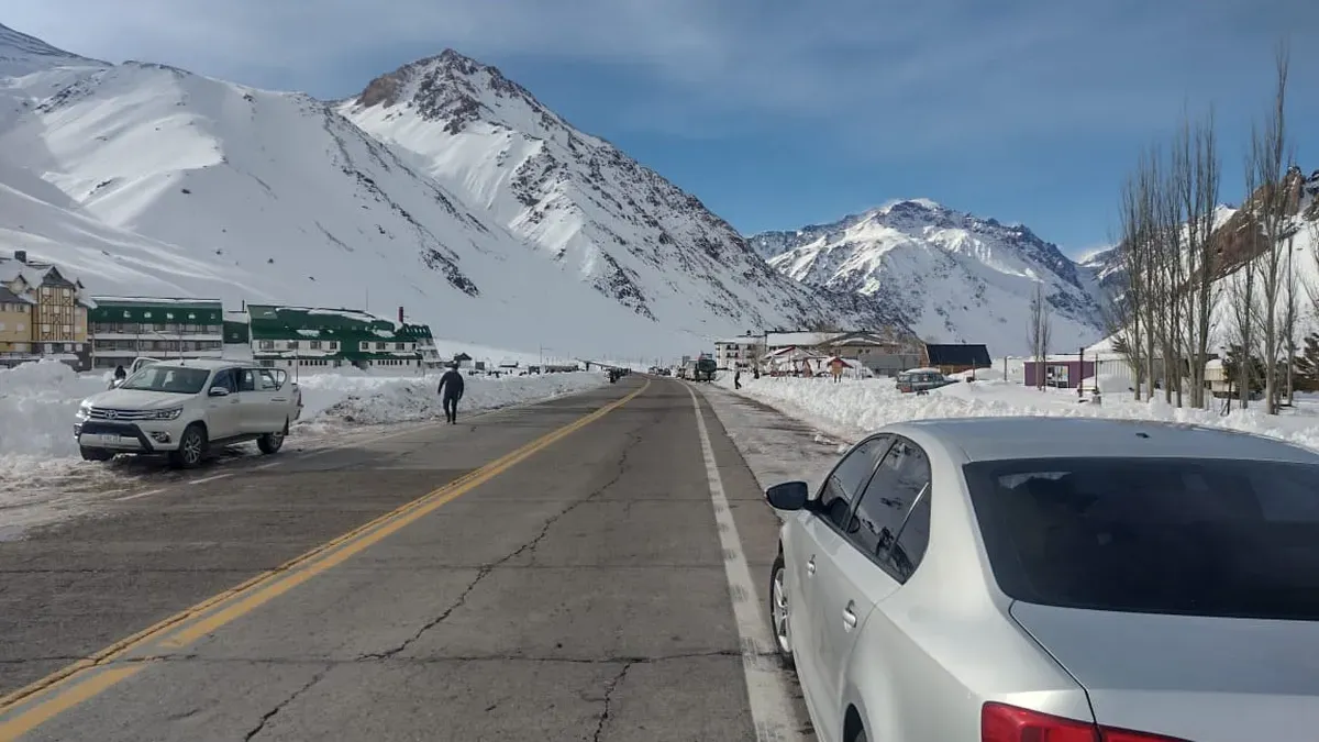 La habilitación del tránsito por el Paso Cristo Redentor continúa bajo la supervisión de Gendarmería Nacional. La habilitación del tránsito por el Paso Cristo Redentor continúa bajo la supervisión de Gendarmería Nacional.