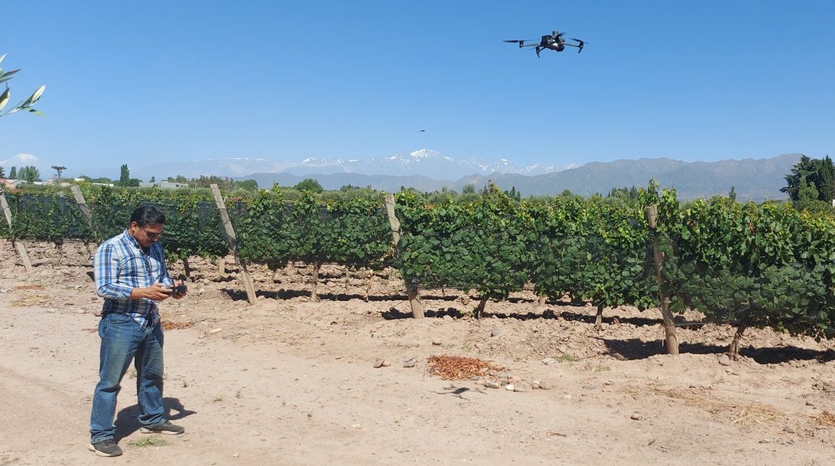 Lenín daba clases sobre teledetección y gestión del agua para los cultivos en Honduras.