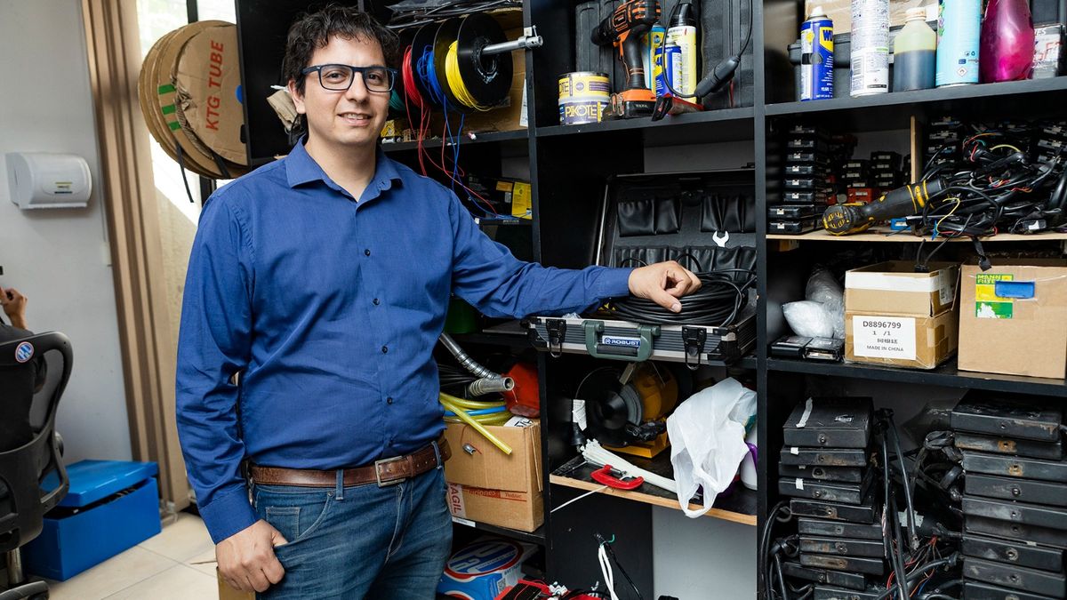 Egea es ingeniero en Sistemas y está encargado de la parte comercial de la empresa de tecnología creadora de la app del Mendotran. Egea es ingeniero en Sistemas y está encargado de la parte comercial de la empresa de tecnología creadora de la app del Mendotran.