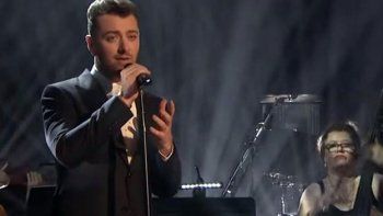 Cantó por primera vez en vivo el tema de James Bond.