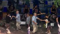 Una pareja tiró unos pasos en pleno centro de Mendoza y se volvió furor