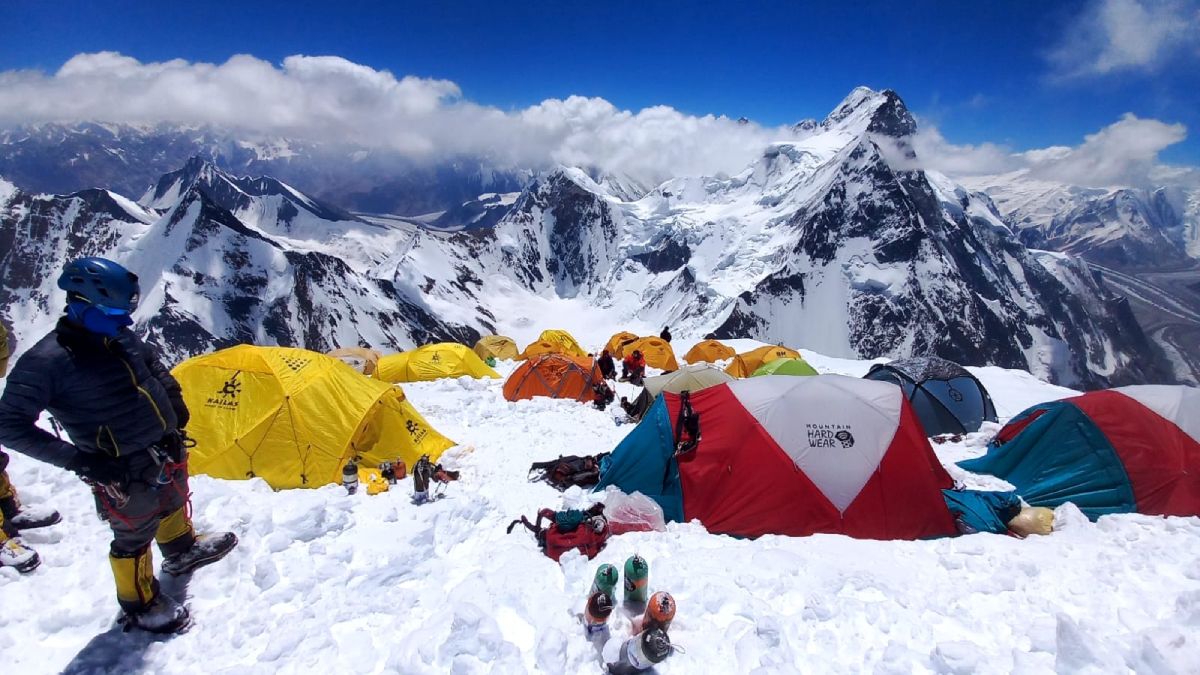 Carpas en el Campo 3 y la cercana cumbre del Broad Peak como fondo.