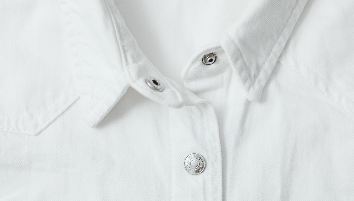 La camisa blanca suele perder su color impoluto con el correr de los lavados. La camisa blanca suele perder su color impoluto con el correr de los lavados. 