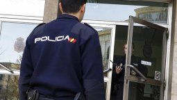 Una mujer de 64 años le tocó los genitales y le dio una nalgada a un policía