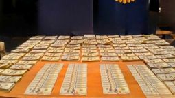 Los dólares encontrados en una valija en un departamento de la Quinta Sección perteneciente al ex funcionario de ARSAT, el mendocino Facundo Leal. Los dólares encontrados en una valija en un departamento de la Quinta Sección perteneciente al ex funcionario de ARSAT, el mendocino Facundo Leal.