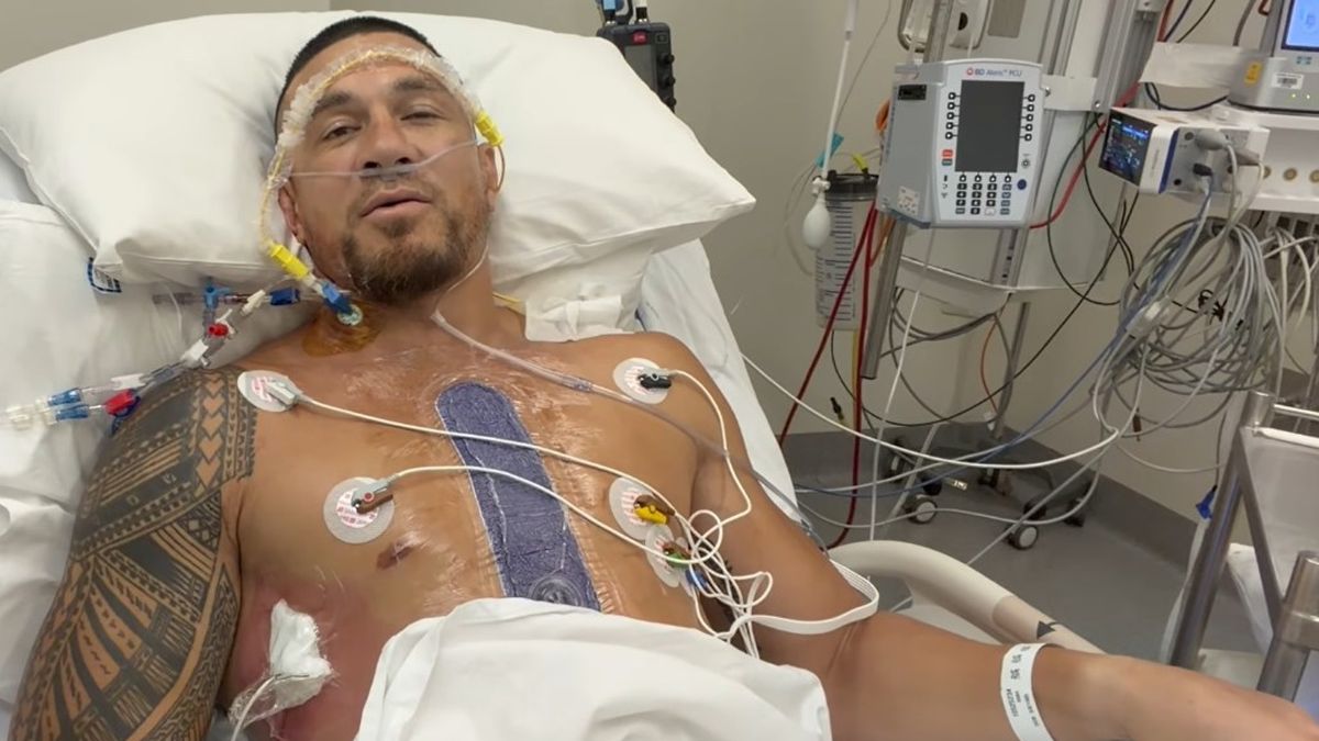 Fue una leyenda de los All Blacks, se hizo boxeador y publicó en un video que fue operado a corazón abierto