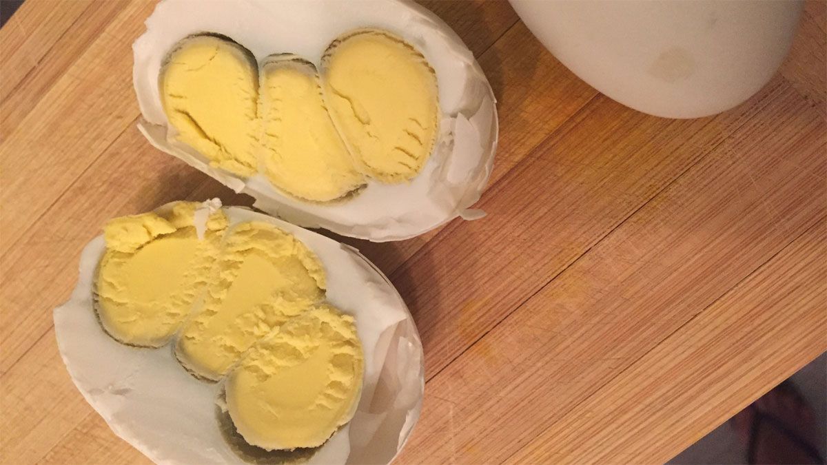 Un huevo con tres yemas es un fenómeno totalmente natural.