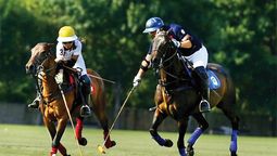 Los jugadores de polo Guan Haoyun (izquierda) y Liu Yuanjian se disputan la pelota en el torneo inaugural de la temporada de Tianjin en junio. PARA USO DE CHINA DAILY.