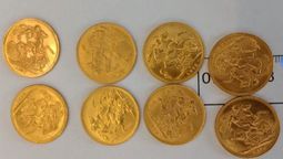Algunas de las monedas de oro que eran transportadas de contrabando.