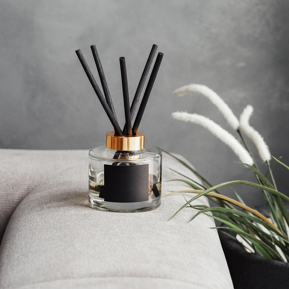 Puedes utilizar un recipiente con spray o un frasco con varillas.