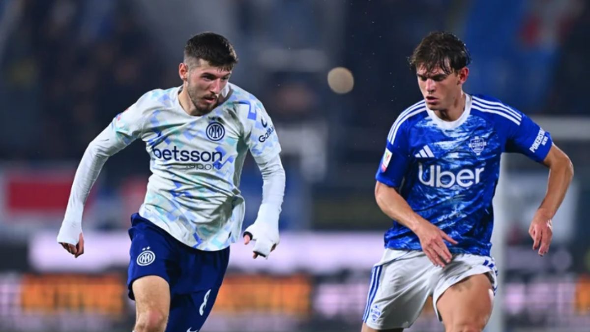 El argentino Nicol&aacute;s Paz (der.), del Como, tratando de cortar el avance de Petar Sucic de Inter en la ida de semifinal de la Copa de Italia.