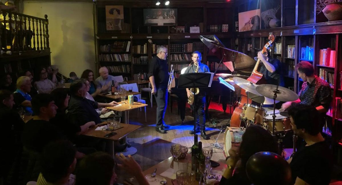Rock, jazz, tango, bandas musicales en vivo o Djs, la nueva propuesta de los bares de Buenos Aires para compañar un café. Rock, jazz, tango, bandas musicales en vivo o Djs, la nueva propuesta de los bares de Buenos Aires para compañar un café.