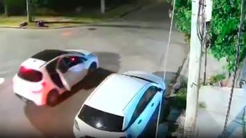 Le robaron el auto con su beba adentro y en la huida la arrojaron con la sillita al asfalto