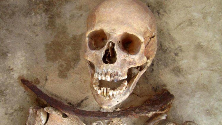 Hallaron vampiros enterrados en un cementerio medieval