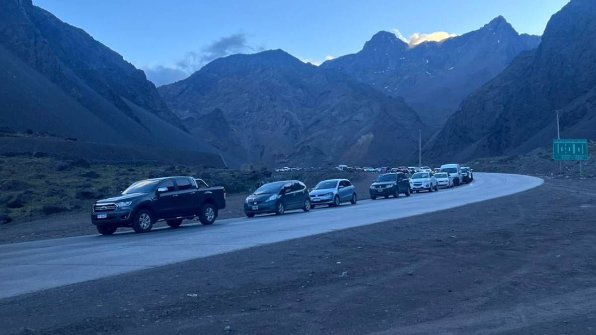 Se registran kilómetros de cola desde Las Cuevas y hay 12 horas de demora.